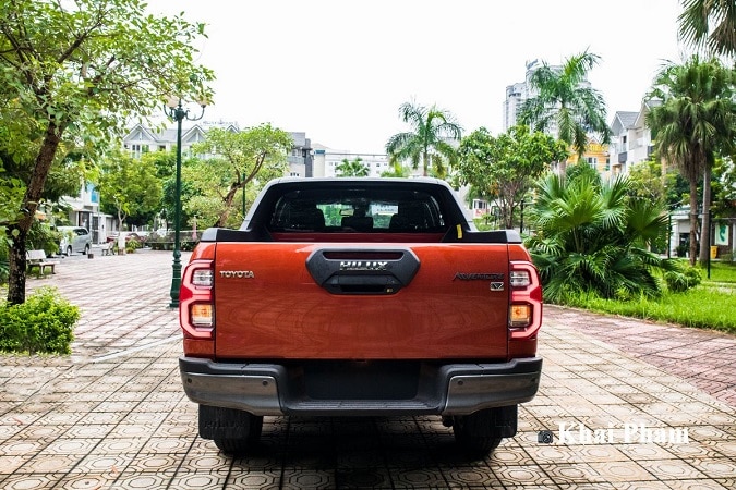 duoi xe hilux - So sánh Toyota Hilux và Ford Ranger 2021