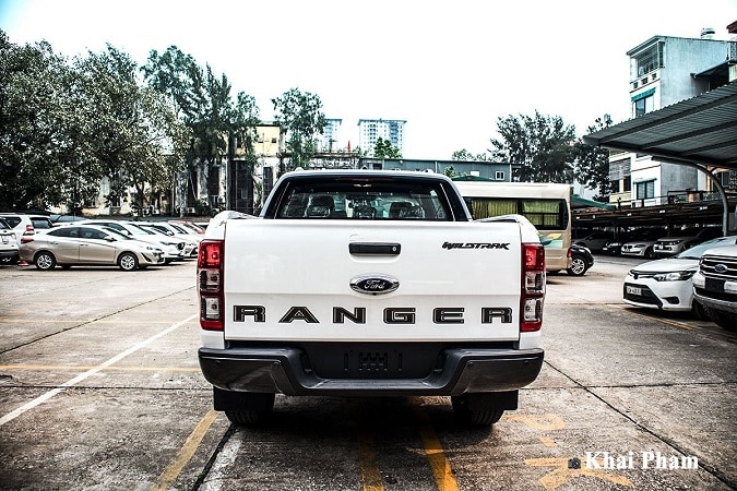 duoi xe ranger - So sánh Toyota Hilux và Ford Ranger 2021