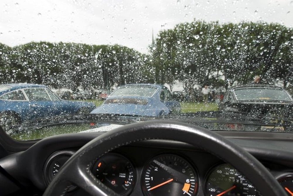 laixetroimua1 1526892652 1639624161 - Bảo dưỡng xe ô tô trong mùa mưa - Bí quyết để duy trì hiệu suất và an toàn