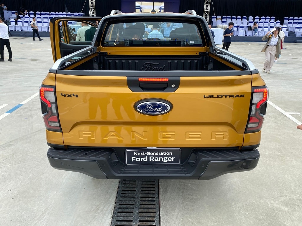 den sau xe ford ranger wildtrak 2023 - Ford Ranger và Toyota Hilux - Cuộc so tài của những dòng bán tải hàng đầu