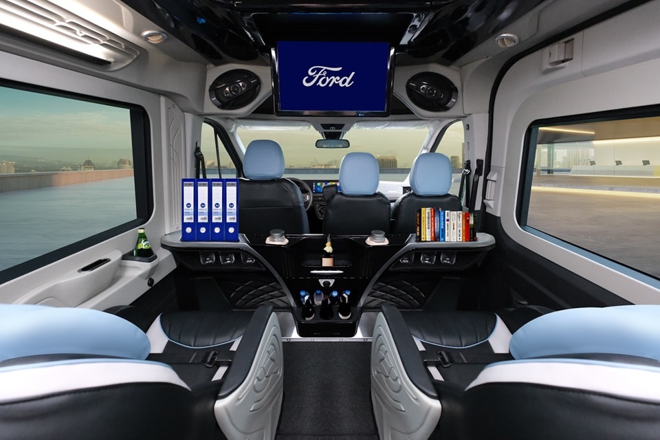 tien nghi ford transit limousine 2024 - Đánh Giá Chi Tiết Ford Transit Limousine 2024